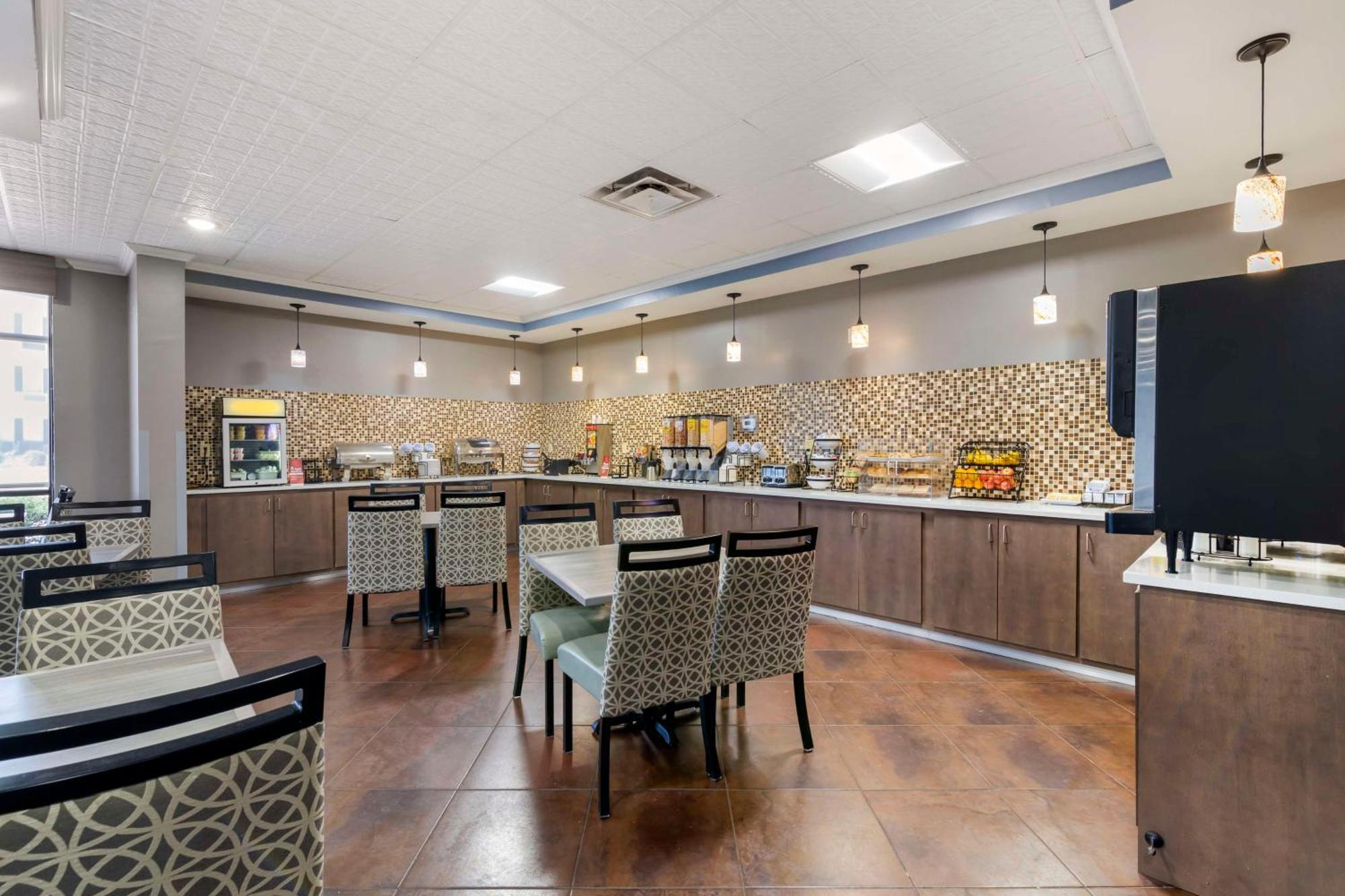Best Western Savannah Airport Inn & Suites Pooler Exterior photo